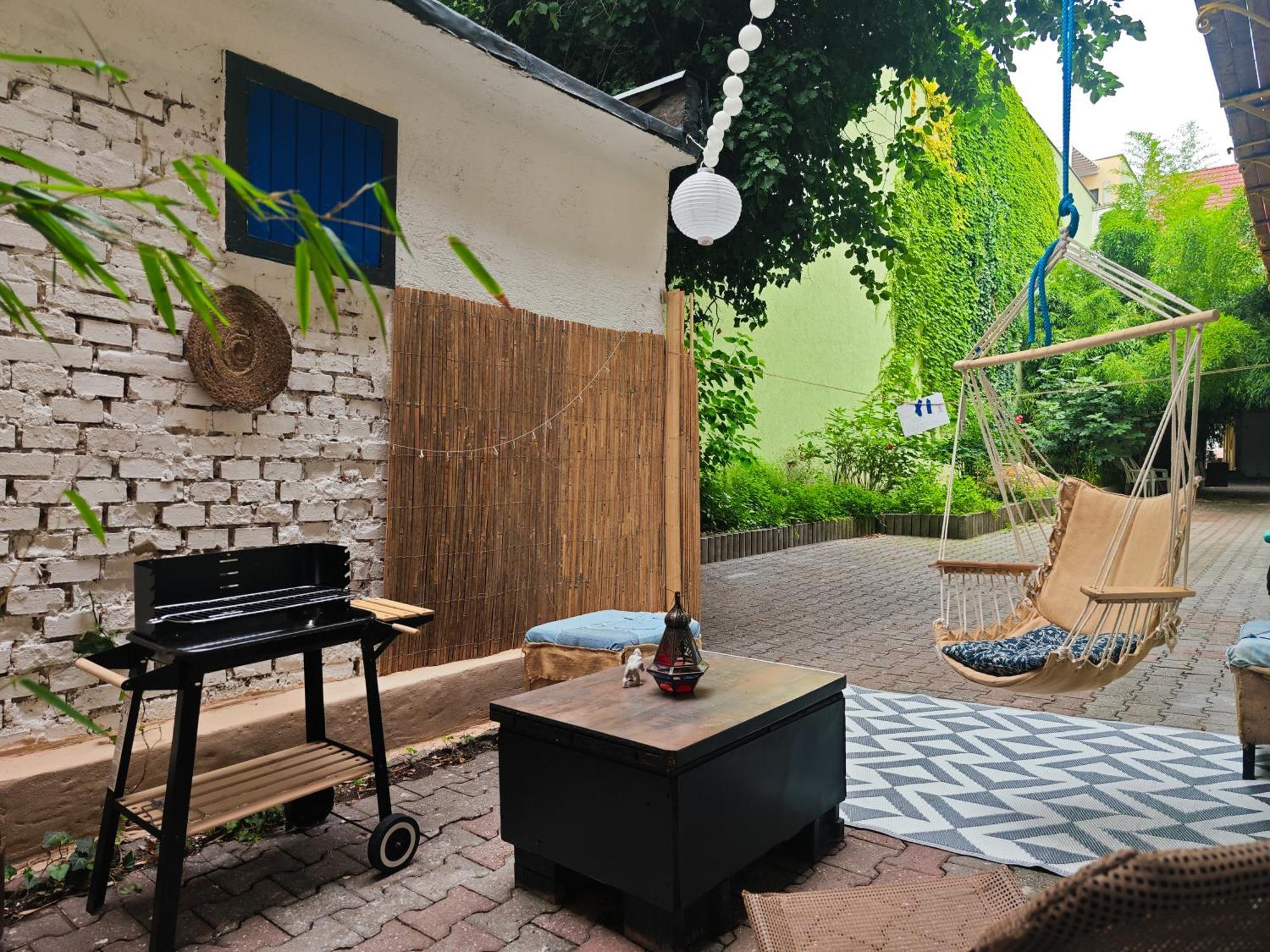 Vintage Room With Garden View Братислава Екстериор снимка